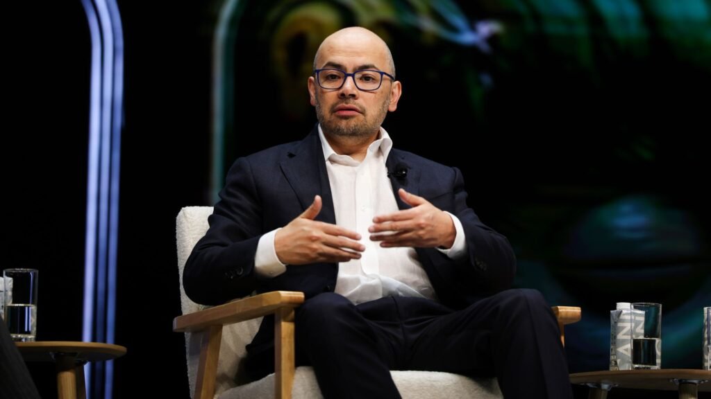 Google reorganiza cúpula de inteligência artificial em meio a desafios competitivos