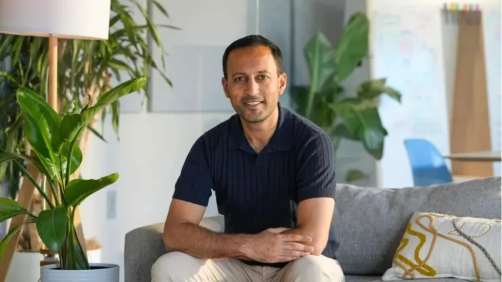 Gagan Biyani, cofundador da Udemy, inova com academia presencial para a era da IA