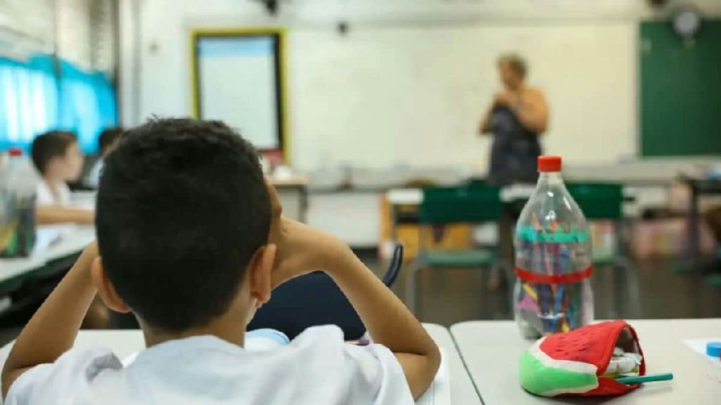 Gasto por aluno no Brasil equivale a um terço da média da OCDE, aponta relatório