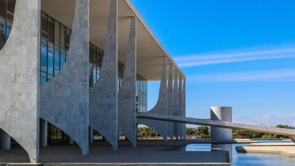 Salários de políticos no Brasil: entenda a remuneração de cargos federais e estaduais